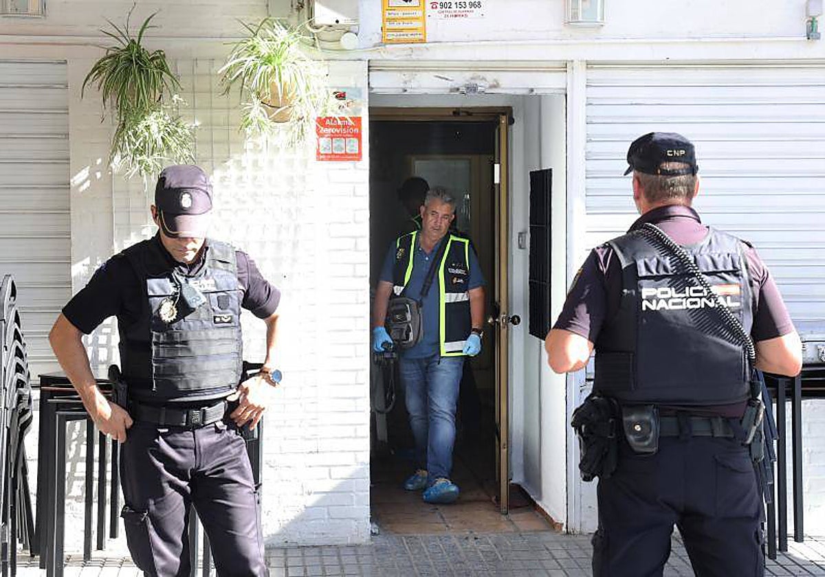Dos agentes a las puertas del bar La Fuente donde se ha cometido el crimen