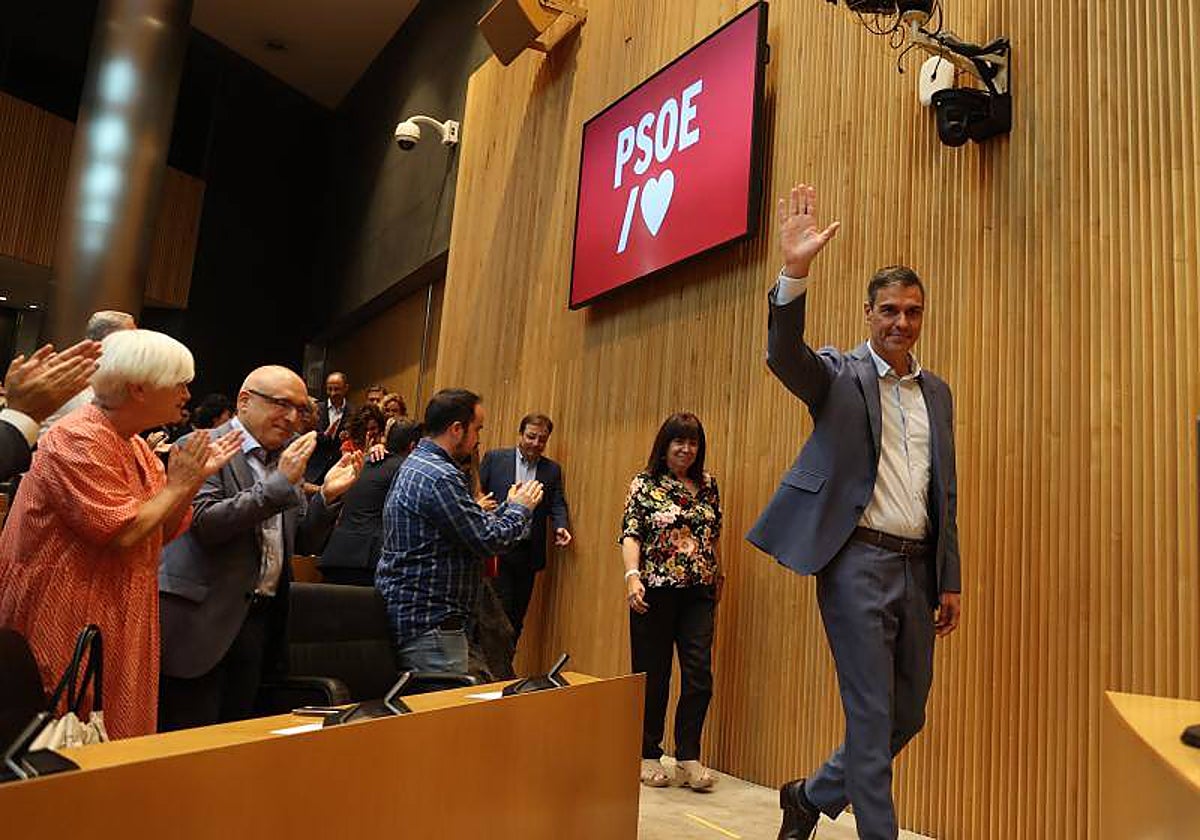 Pedro Sánchez este miércoles en la reunión del grupo parlamentario socialista. En vídeo, intervención de Sánchez durante la reunión con el Grupo Parlamentario Socialista.