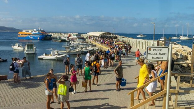 Los turistas llegan a la Isla de Tabarca