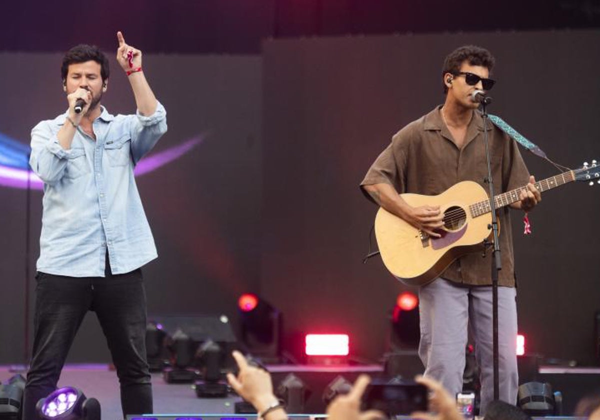 El grupo español Taburete durante un concierto en el estadio Metropolitano