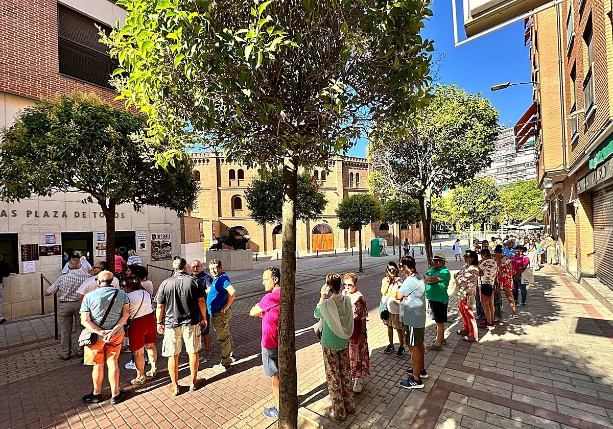 Colas ante las taquillas de la plaza de toros de Valladolid