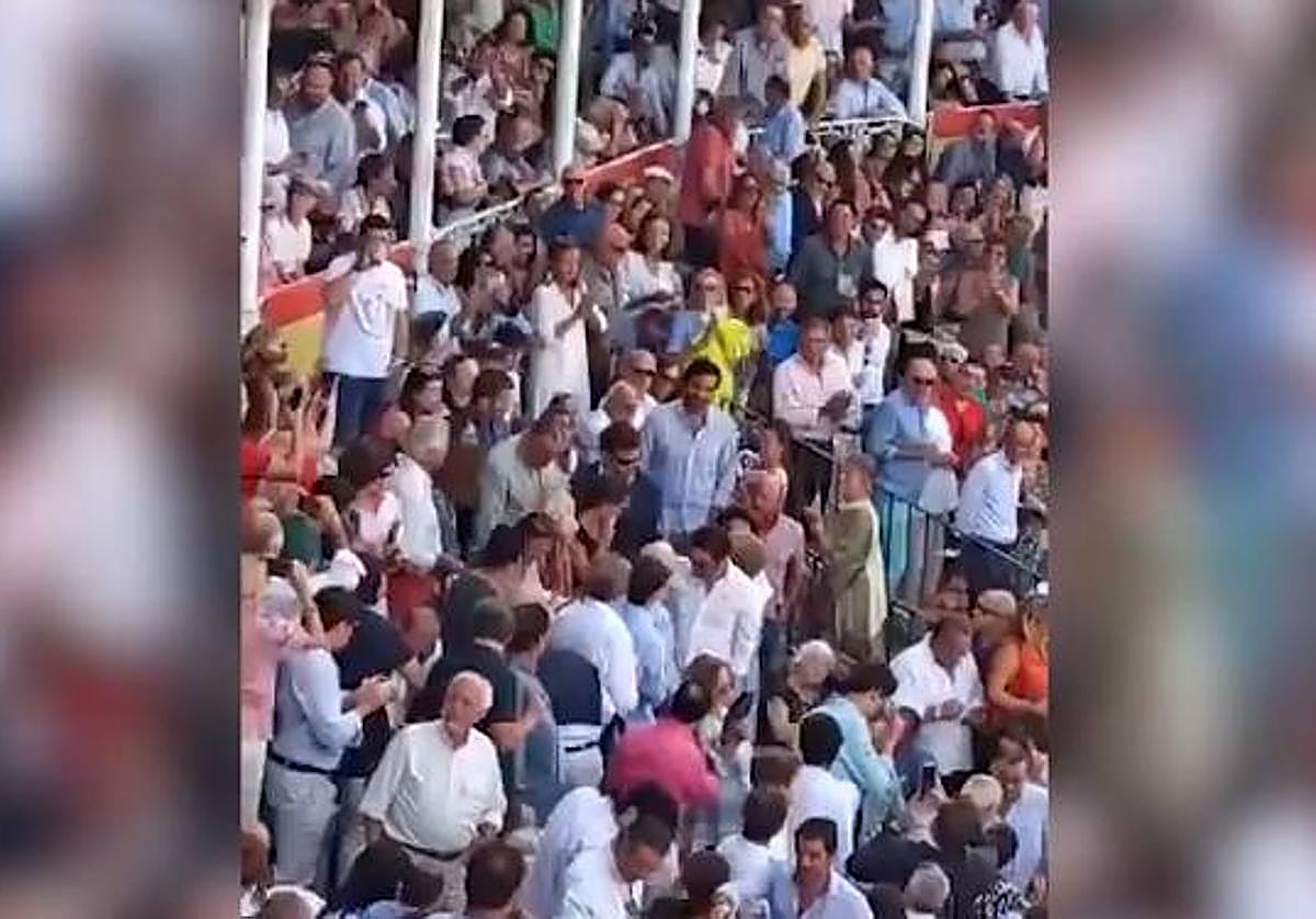 Ovación a Espinosa de los Monteros en la plaza de toros de Gijón