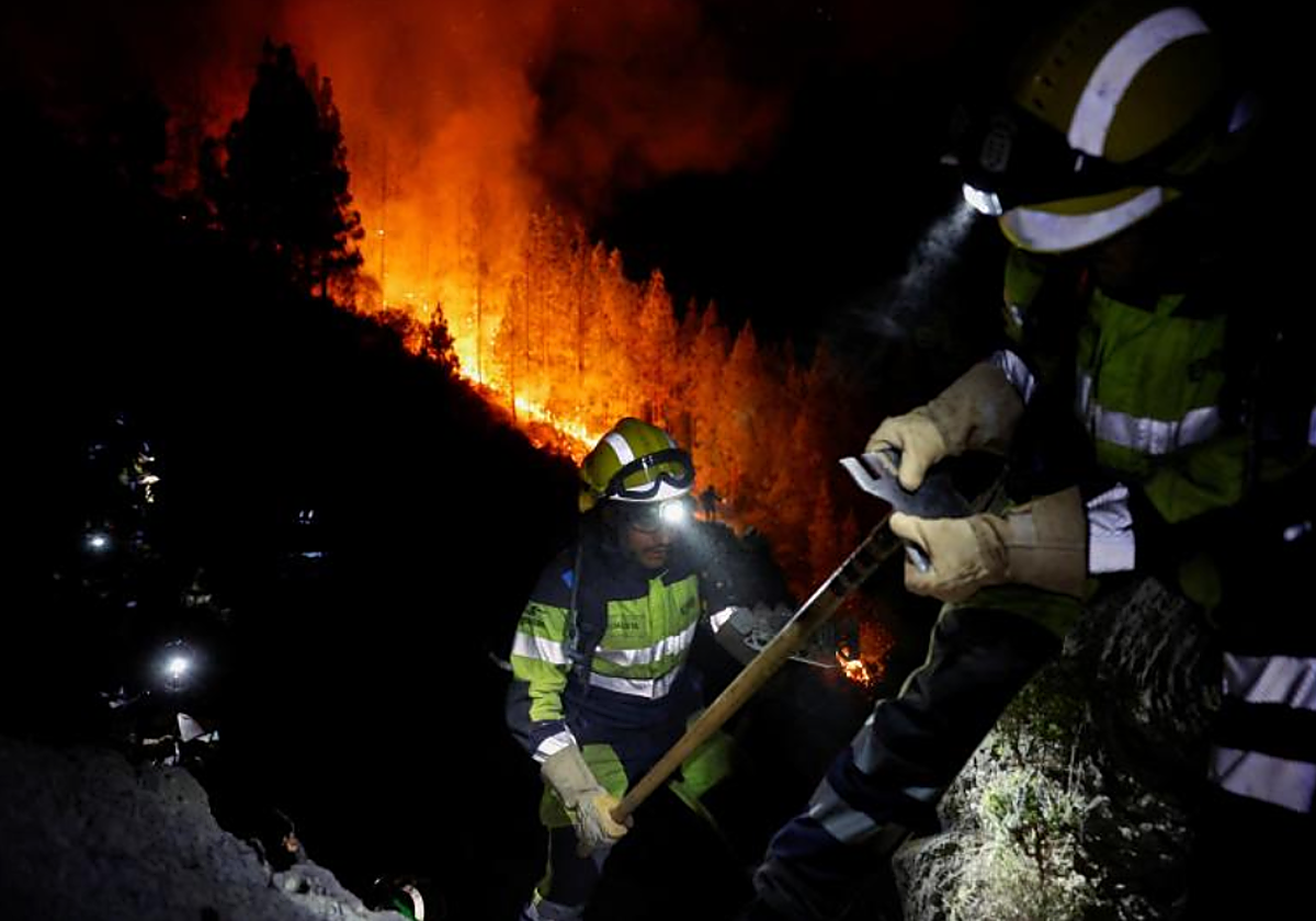 Los equipos de extinción de la EIRIF trabajan por la noche para contener el fuego en Tenerife