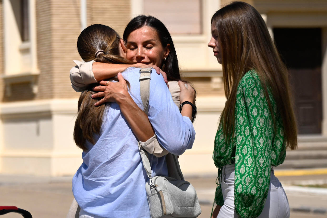 La Princesa de Asturias, Leonor se despide del su madre la Reina Letizia, y de su hermana la Infanta Sofía, a su llegada a la Academia General Militar de Zaragoza para su formación como dama cadete 