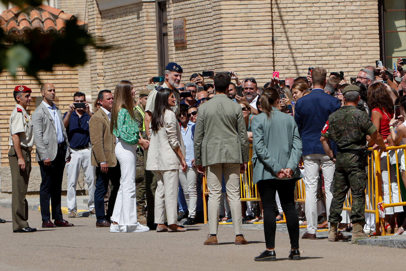 Los Reyes y la Infanta Sofía saludan a curiosos que asisten al ingreso de la Princesa Leonor