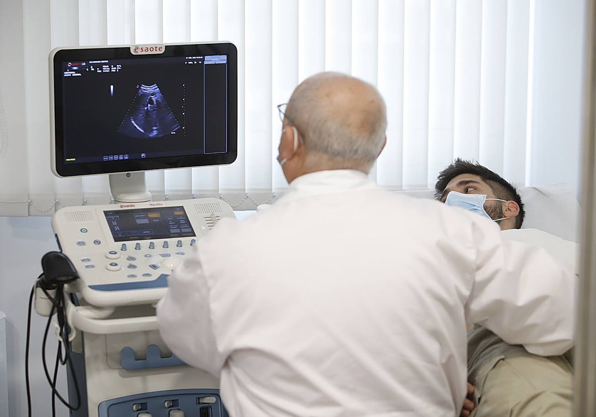 Un facultativo atiende a uno de sus pacientes en un centro de salud de Córdoba