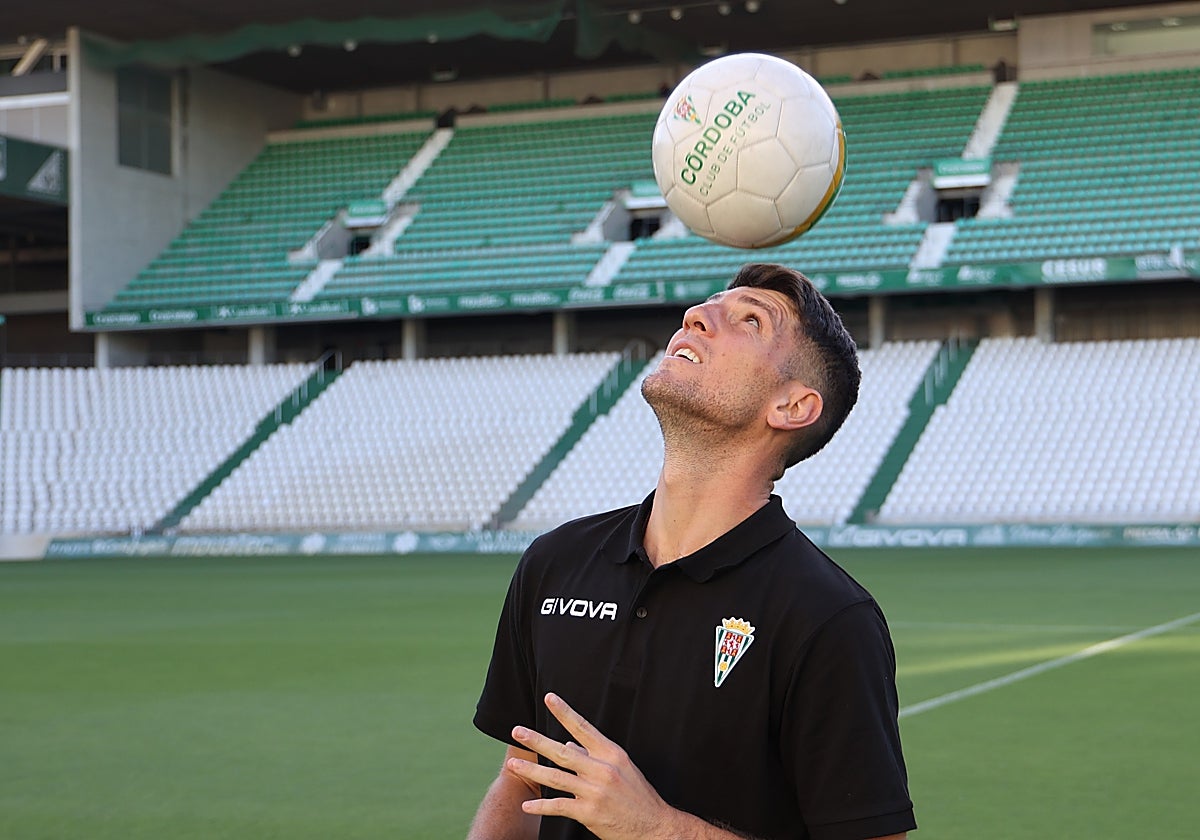 El delantero blanquiverde Alberto Toril con un balón en El Arcángel