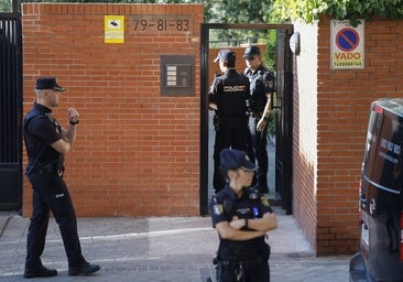 Hallan los cadáveres de una mujer y un hombre en un piso de Moratalaz