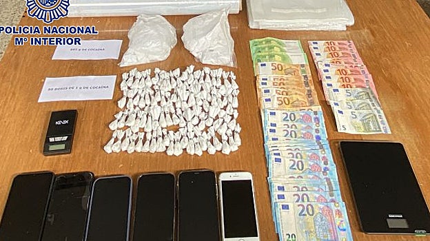 Dispositivos móviles, cocaína y dinero requisados a los detenidos