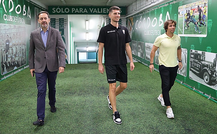 Imagen principal - Córdoba CF | Alberto Toril: «Estoy más cómodo junto a un delantero con más movilidad, pero me adapto»
