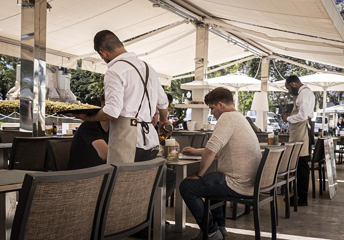 Imagen de archivo de un camarero en la terraza de un restaurante