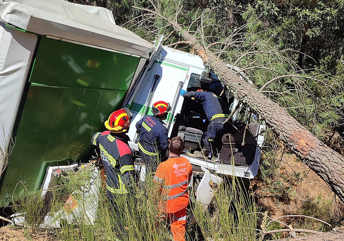 Un camión y dos turismos, implicados en un aparatoso accidente de tráfico en Rioseco de Tapia (León)