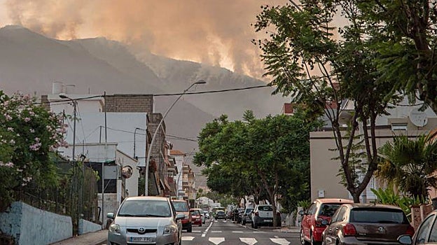 Las columnas de humo cubren el horizonte visto desde la villa de Arafo