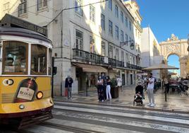 Un español, entre los 13 heridos por un choque entre dos tranvías en Lisboa