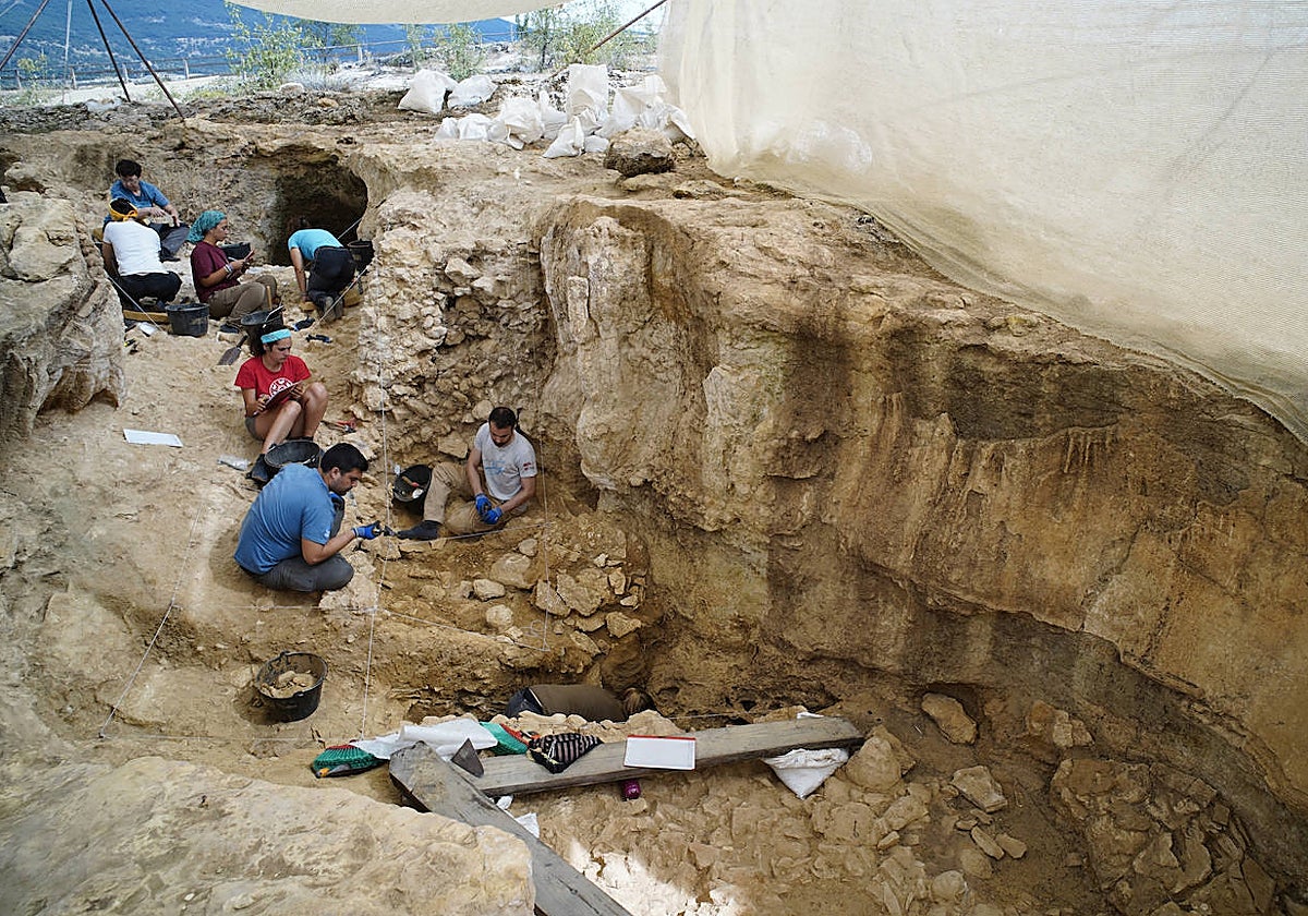 Investigadores trabajan en la Cueva Des-Cubierta del Valle de los Neandertales