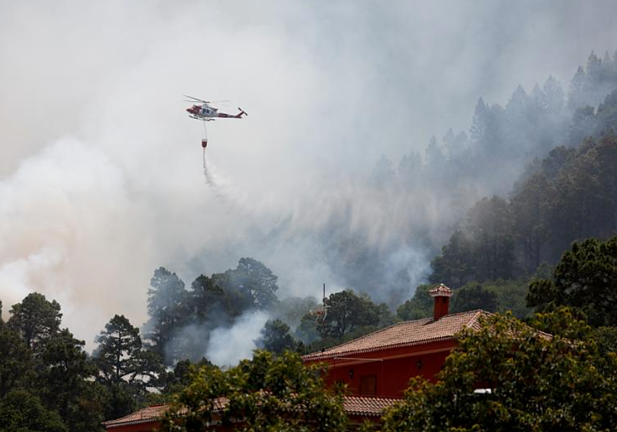 Un helicóptero trata de contener las llamas en Aguamansa, Tenerife