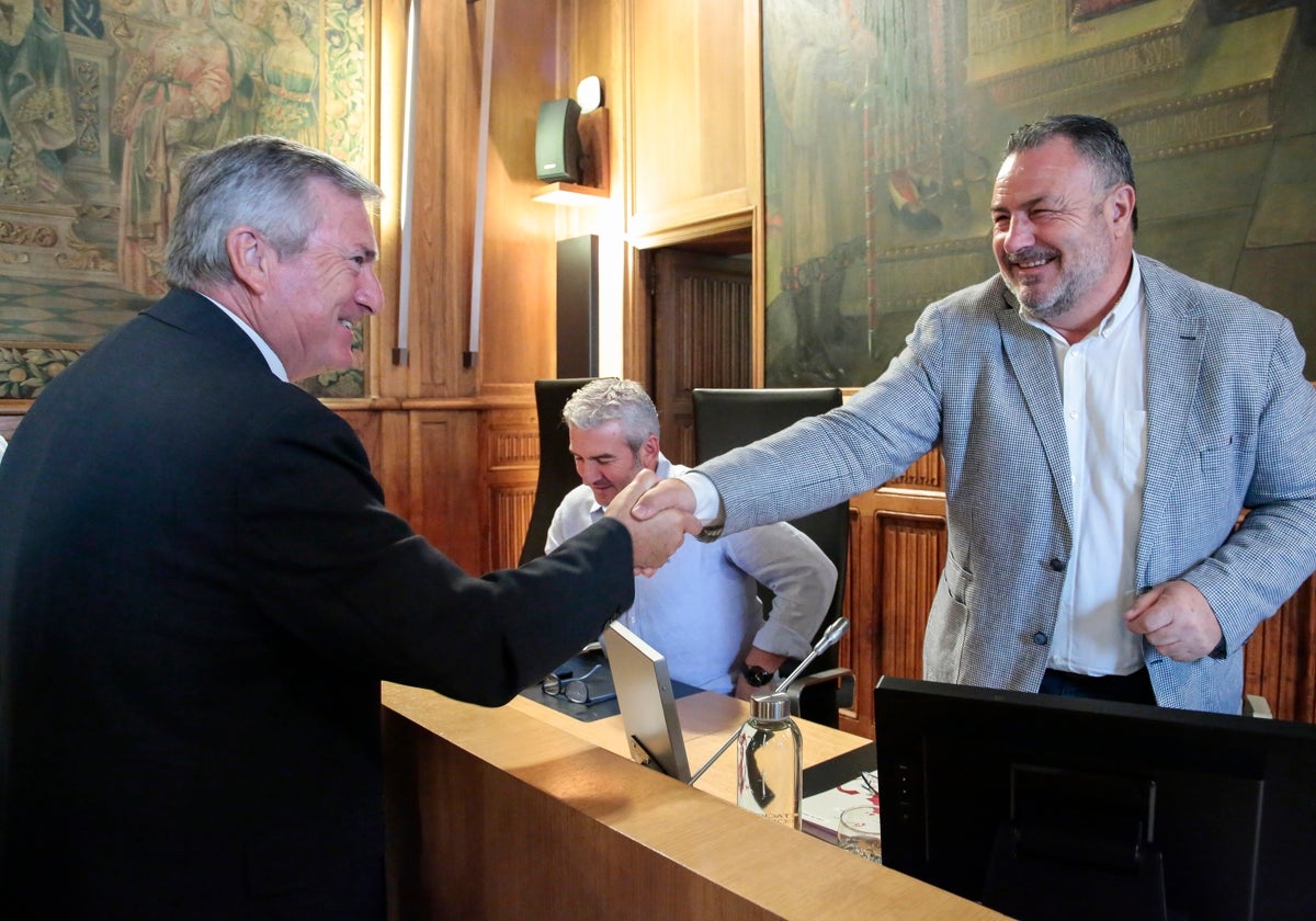 Apretón de manos entre Raúl Valcarce (PP) y Eduardo Morán (PSOE) en el último pleno de la legislatura de la Diputación de León