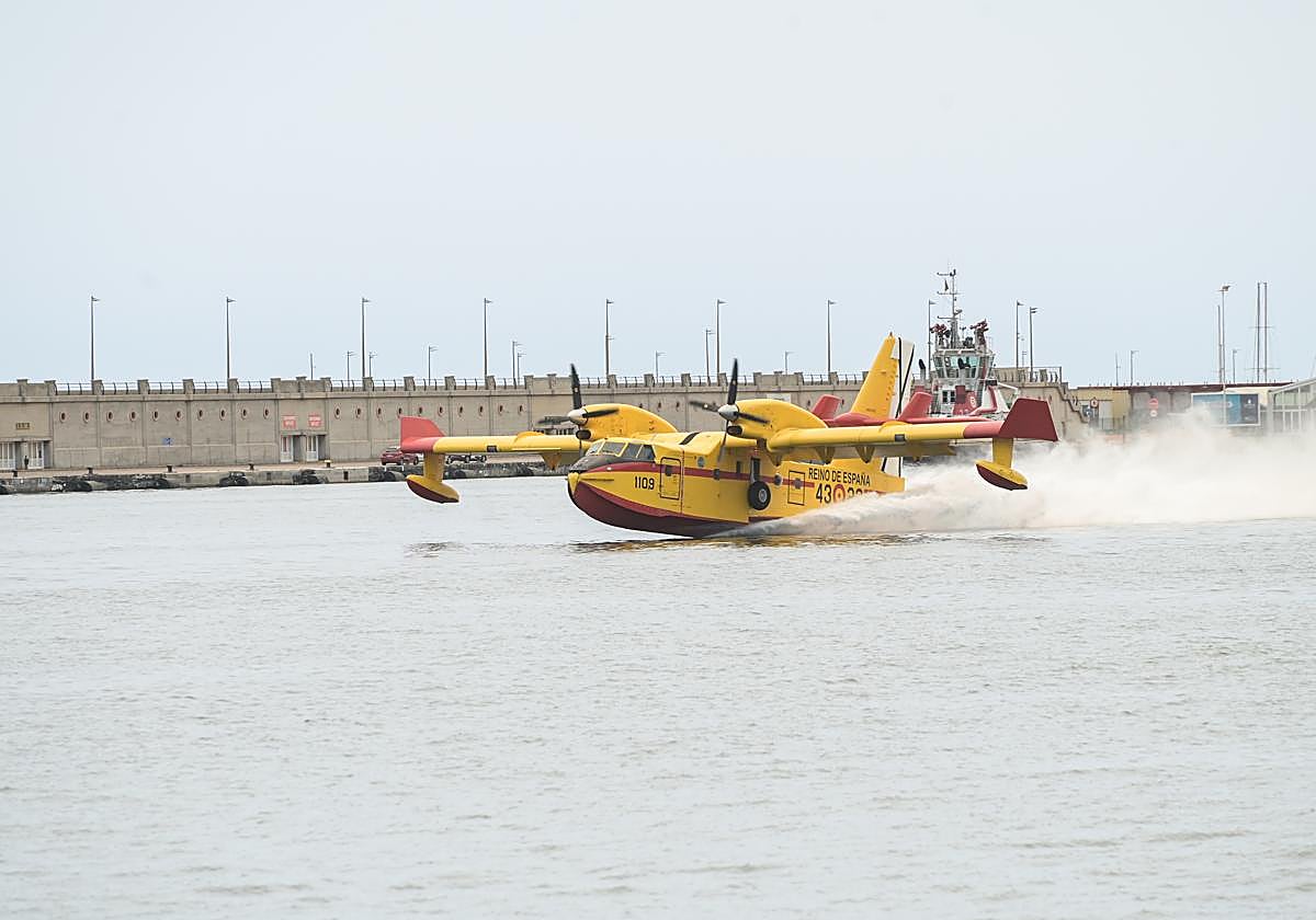 Un hidroavión acude al puerto a repostar agua, a 18 de agosto de 2023, en Santa Cruz de Tenerife, Tenerife