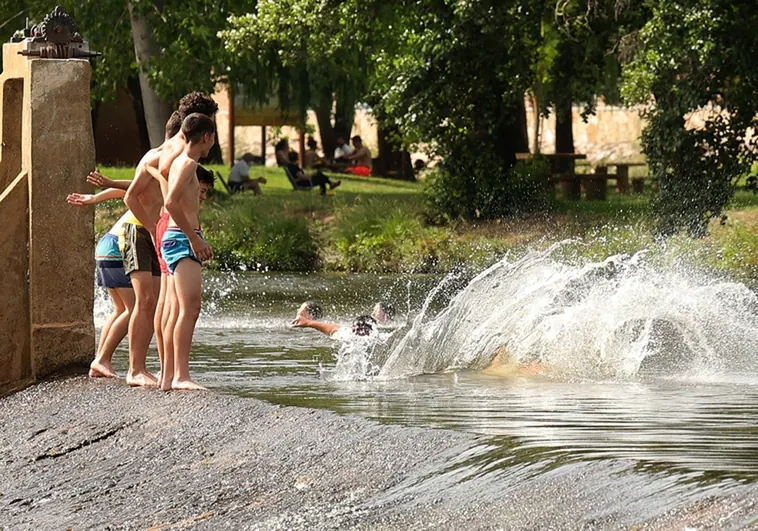 Varios bañistas en Ciudad Rodrigo en una imagen de archivo