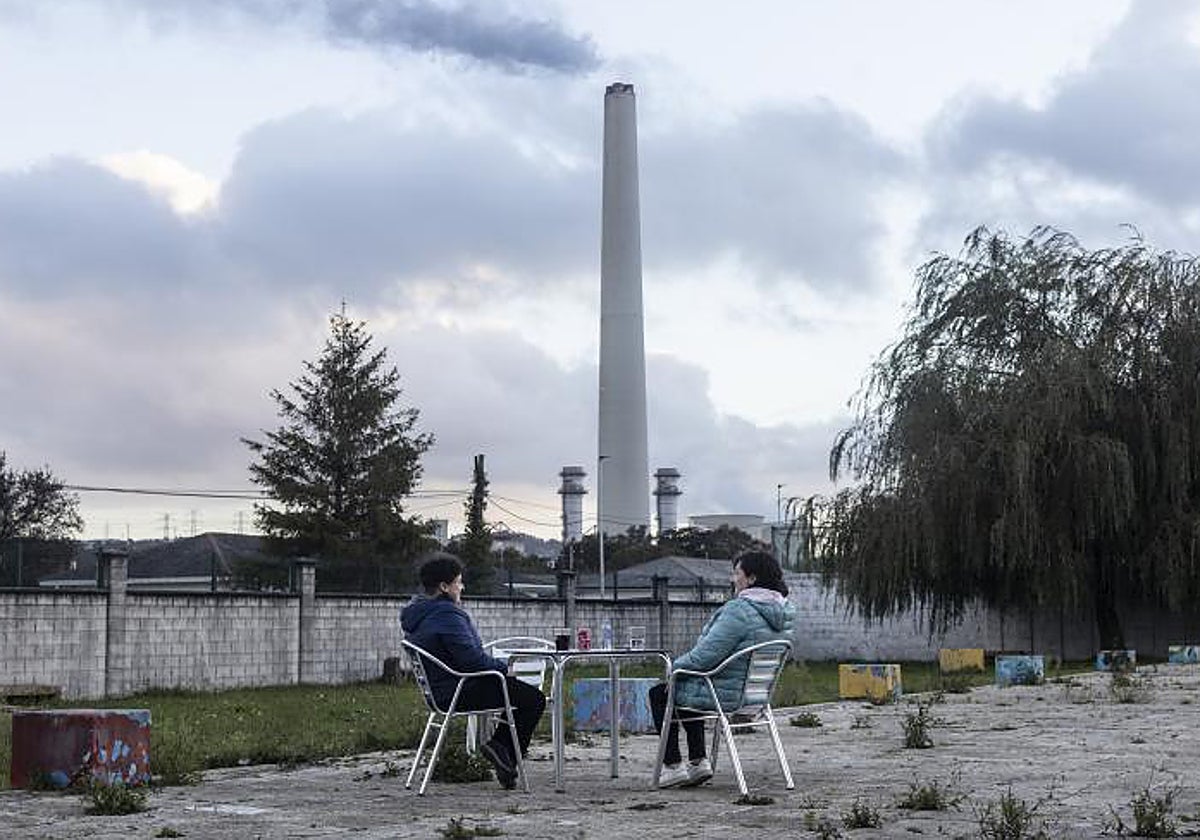 La chimenea de la central de As Pontes, operativa y visible desde cualquier punto del municipio coruñés