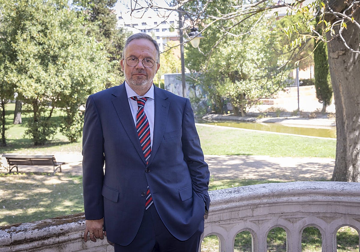 Ignacio Fernández Sobrino en el balcón de Casa Luelmo, sede de la Fundación Santa María la Real en Valladolid, tras ser entrevistado