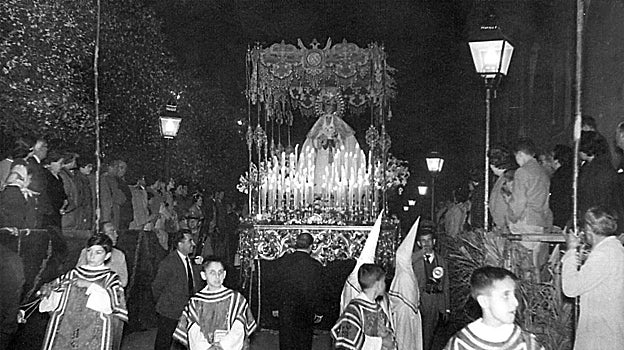 José Gálvez Galocha conduce el paso de la Virgen de la Paz por el Patio de los Naranjos en los primeros años 60
