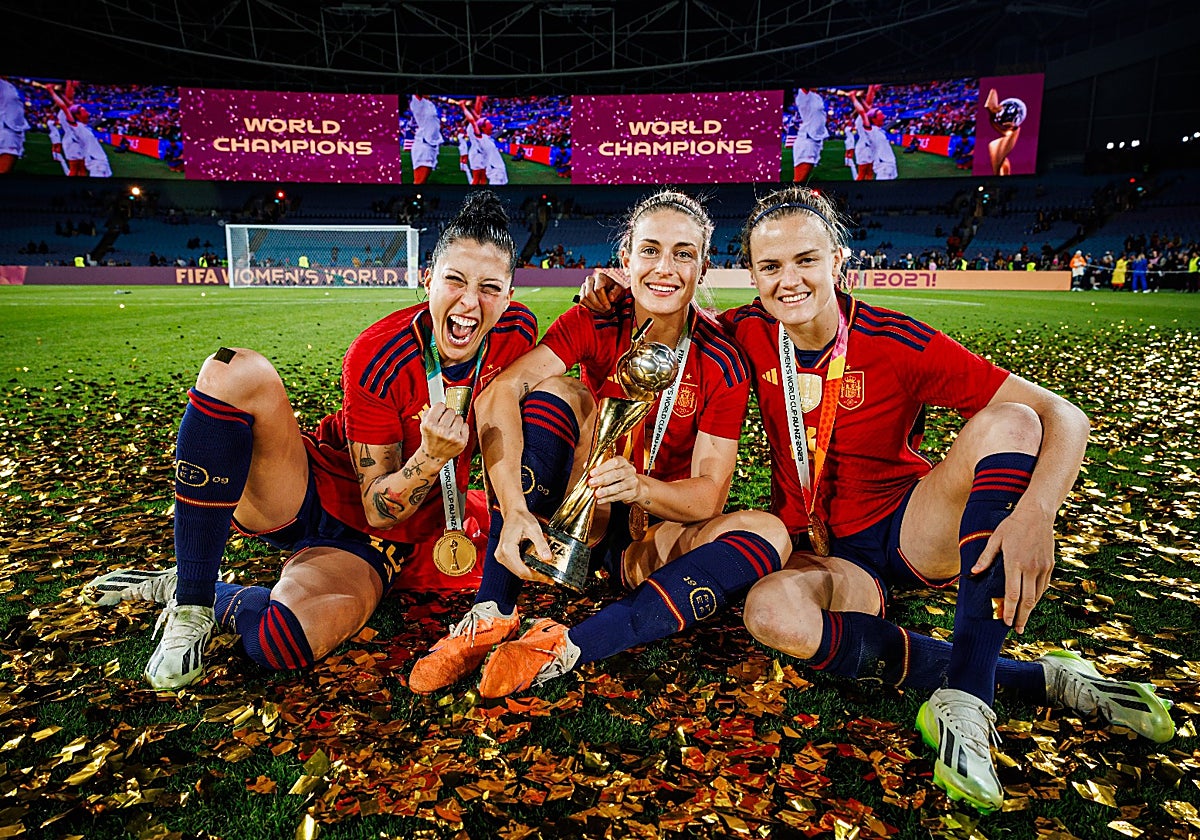 Las jugadoras de la selección española posan con el trofeo