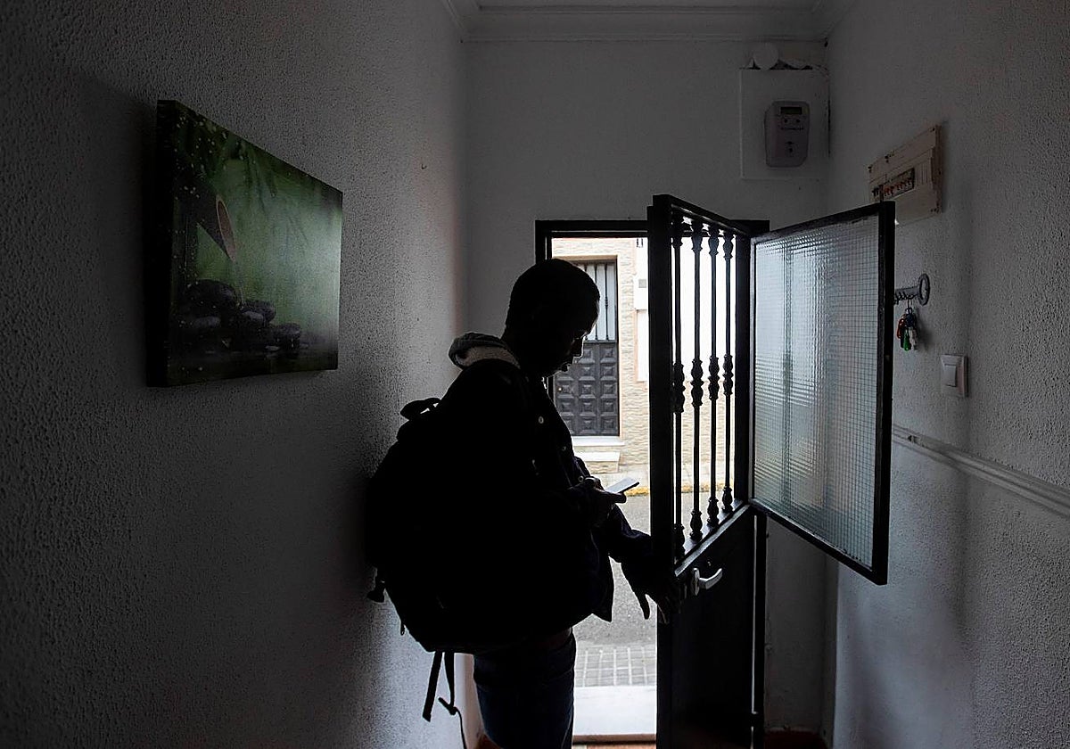 Uno de los menores tutelados de la Junta de Andalucía accede a su hogar de acogida, en una imagen de archivo