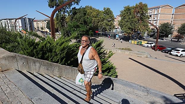 Un hombre, ayer con la plaza del Mediodía al fondo