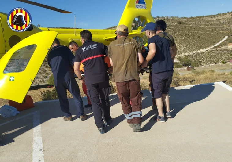 Imagen del rescate en helicóptero de una persona atrapada bajo un quad en Vallanca (Valencia)