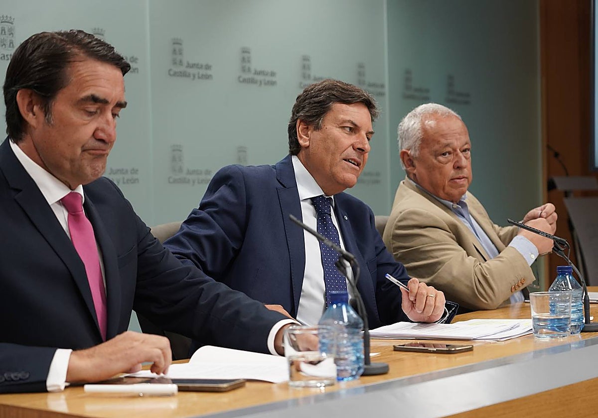 El portavoz de la Junta de Castila y León y consejero de Economía y Hacienda, Carlos Fernández Carriedo, con sus colegas de Medio Ambiente, Juan Carlos Suárez-Quiñones, y Cultura, Gonzalo Santonja