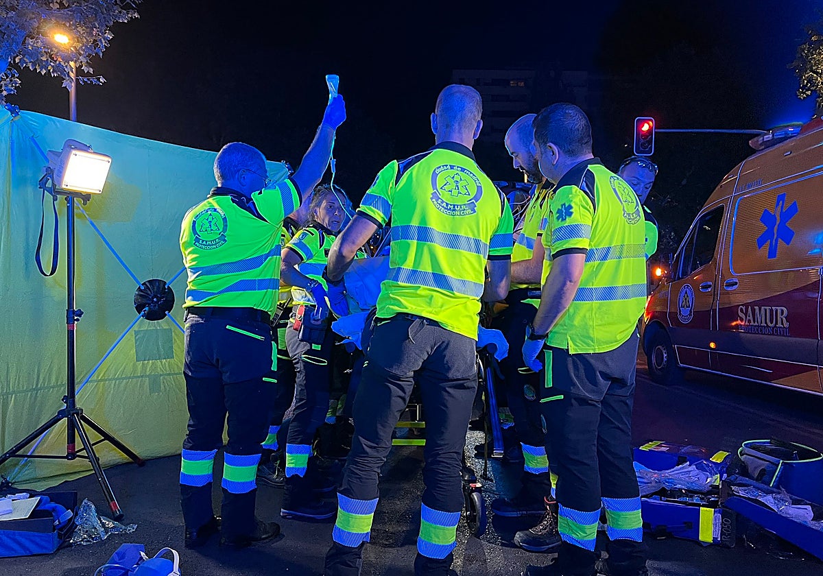 Sanitarios de Samur-Protección Civil atendiendo al varón herido de gravedad en la calle de Orense