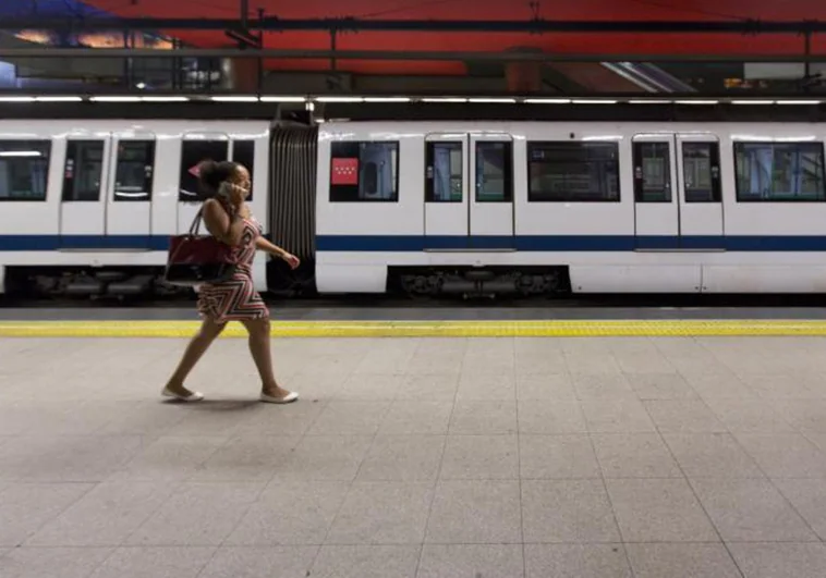 Un usuario de Metro de Madrid pasea por el andén