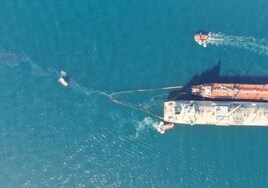 El capitán del petrolero que provocó un vertido de fuel junto a Gibraltar, imputado por delitos medioambientales