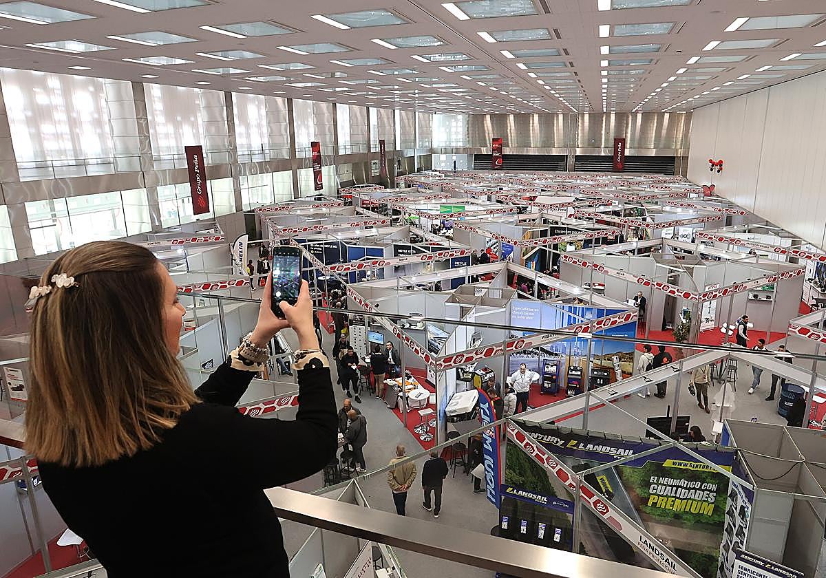 Una mujer saca una foto de la feria 'Peña profesional', celebrada en el CEFC en marzo