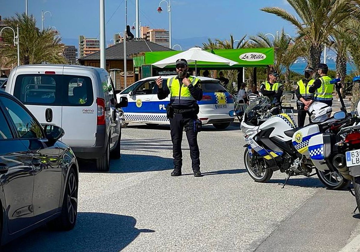 Imagen de archivo de un control de tráfico de la Policía Local de Elche (Alicante)