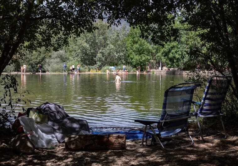 Varias personas se bañan en Las Presillas, en Rascafría