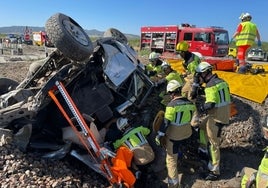 Accidente Córdoba: Dos personas heridas graves tras arrollar un tren su coche