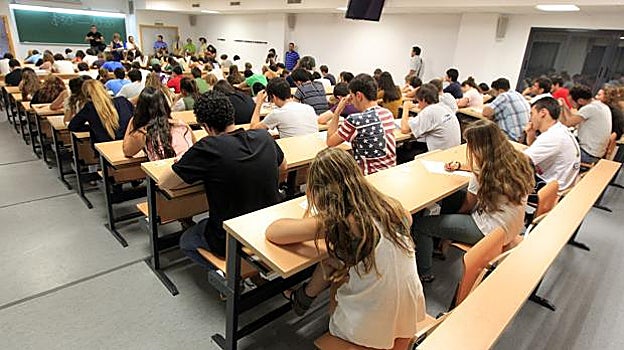 Alumnos de la Universidad de Sevilla durante un examen