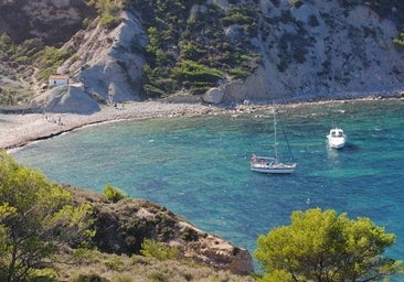 Rescatan de madrugada un barco encallado en la Cala Sardinera de Jávea con ocho personas a bordo
