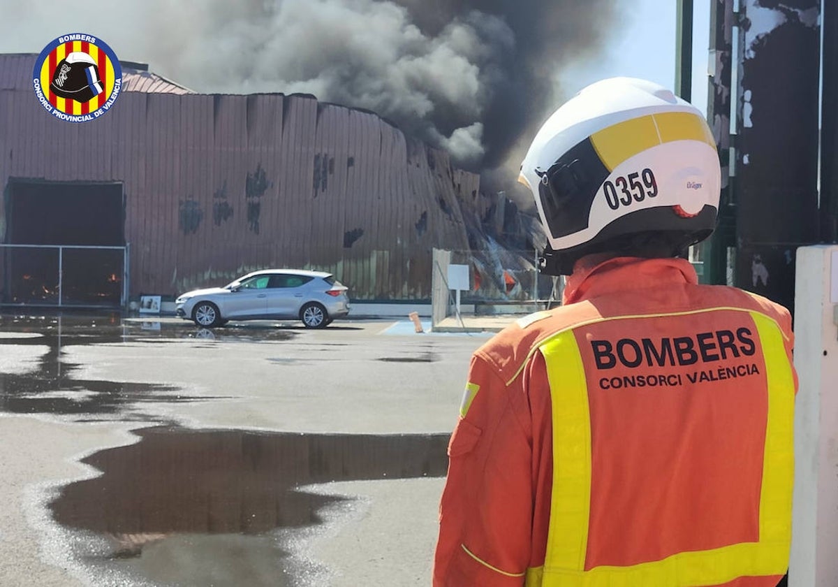 Imagen de los trabajos de extinción del incendio en una nave de Guadasséquies (Valencia)