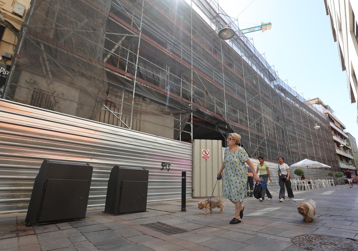 Una mujer pasa delante de las obras del centro comercial de Jesús María