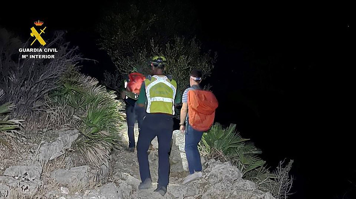 Imagen del rescate de la Guardia Civil del cadáver del joven muerto en la ruta
