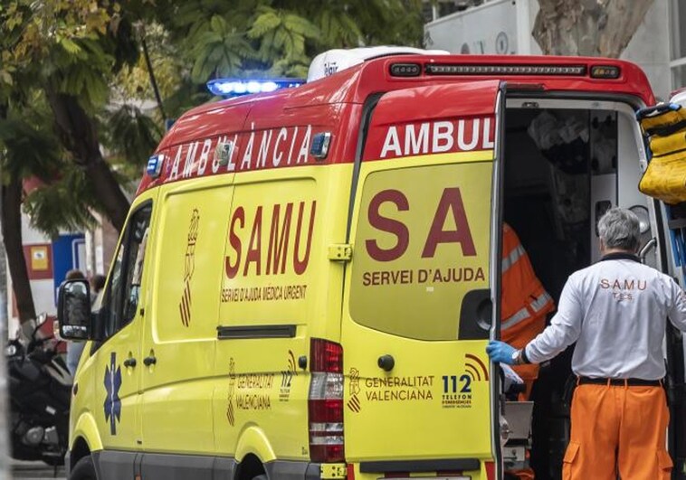 Imagen de archivo de una ambulancia del SAMU en Alicante