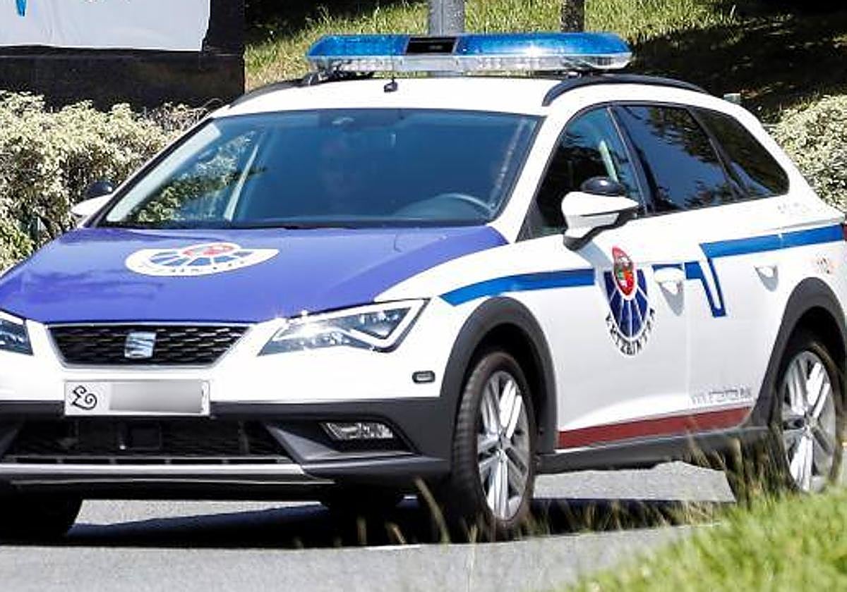 Una patrulla de la Ertzaintza se trasladó de inmediato al lugar. Imagen de recurso