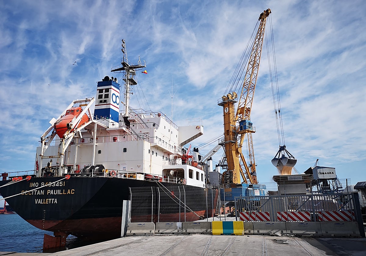 Imagen de archivo de un barco con graneles en el Puerto de Valencia