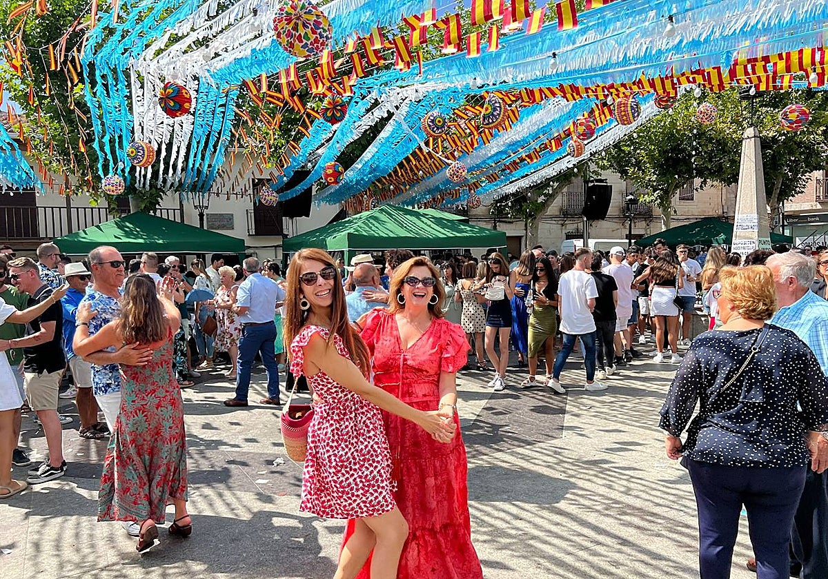 Baile a mediodía en la plaza de Gálvez