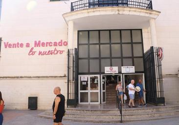 Roban una decena de jamones ibéricos de las cámaras del mercado de abastos de Lucena