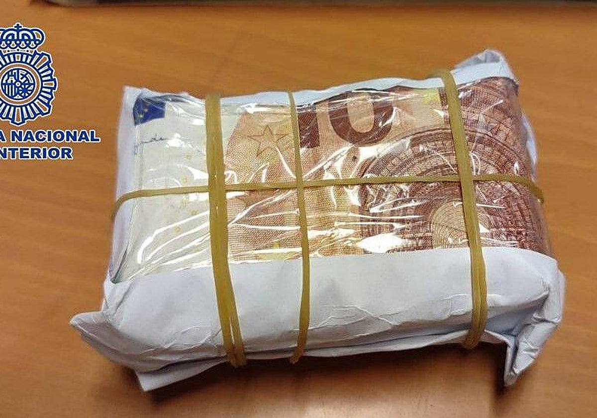 Un paquete de billetes falsos utilizado por los estafadores para robar