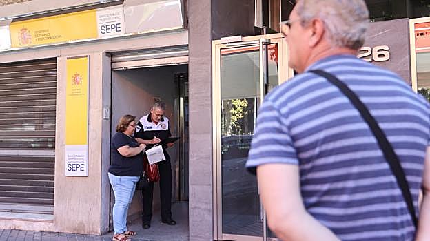 Un hombre espera su turno para entrar a la oficina de empldeo de Colón